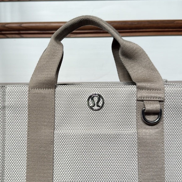 Lululemon Mini Boxy Tote 4.5L ivory tan EUC - Picture 2 of 8